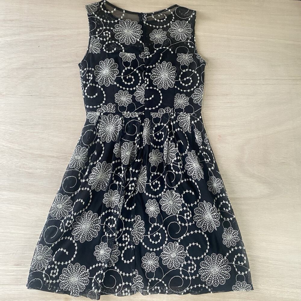 Vintage Floral Fit & Flare Dress with Sweetheart Neckline Size Medium